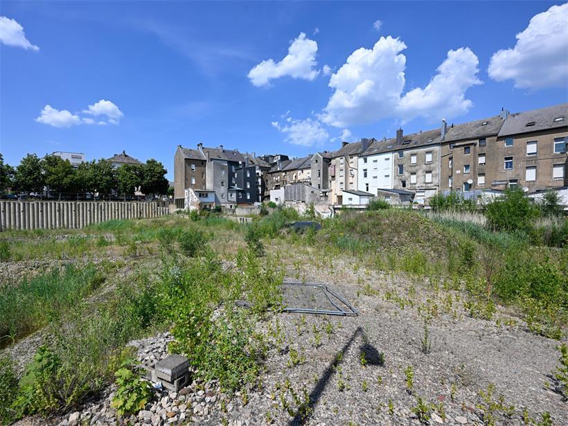Nach 130-Millionen-Klage: Stadt Esch weist Vorwürfe von Kindy Fritsch zurück Bauloch von Portal eent mit Baugerüsten und Baustellenabsicherung im urbanen Umfeld