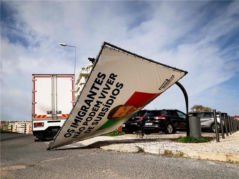Umgestürzte Wahlplakatwand von Andre Ventura (CHEGA) in Lissabon nach Sturm Kristin am 28. Januar 2026