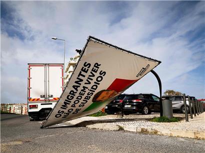 Umgestürzte Wahlplakatwand von Andre Ventura (CHEGA) in Lissabon nach Sturm Kristin am 28. Januar 2026