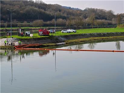CGDIS setzt am 8. März Ölsperre im Hafenbecken von Mertert ein zur Gewässer- und Umweltschutzmaßnahme.