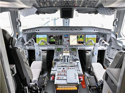 Cockpit der Embraer E195-E2 TechEagle mit moderner Avionik und Steuerinstrumenten für Passagierflugzeuge