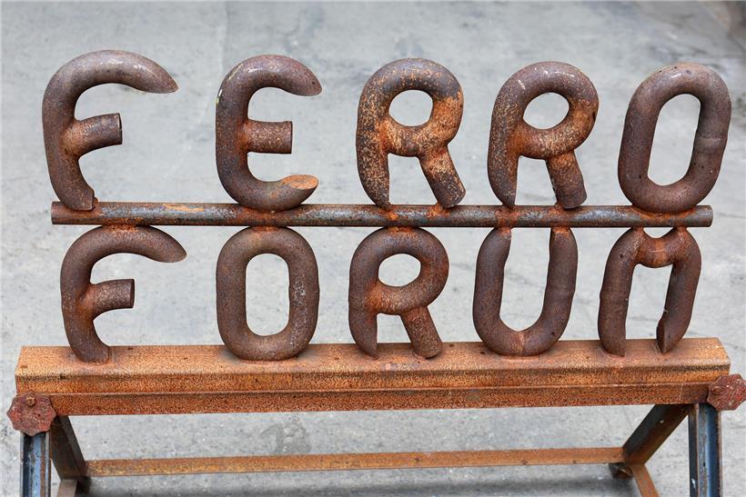 Über Luxemburgs Chancen auf den Oscar, den Architekturpavillon in Venedig und den besten Film des Jahres FerroForum Mitarbeiter beim Austausch, Magazin und Arbeiterkultur im Fokus des Forums