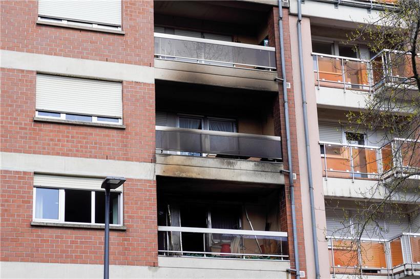 Das Feuer brach auf dem Balkon im zweiten Stock aus und ging auf den dritten Stock über