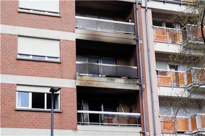 Das Feuer brach auf dem Balkon im zweiten Stock aus und ging auf den dritten Stock über