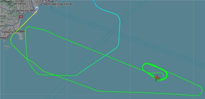 Flugzeug kreist mehrfach über derselben Position am Himmel, Luftverkehr, Überwachung, Flugbewegung