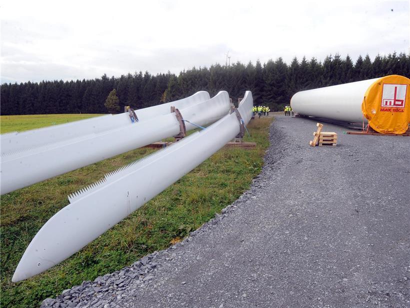 Zukünftiges Windrad in Einzelteilen auf Winter Gemeindeterrain 2016, nachhaltige Energieplanung im ländlichen Raum
