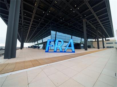 Das Fraport Logo steht vor der Check-In-Halle von Terminal 3 am Frankfurter Flughafen