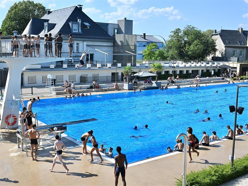 Freibad Düdelingen mit hohem Sprungbrett und klarem Wasser an sonnigem Sommertag