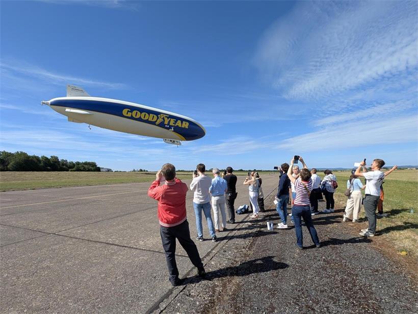 Goodyear Blimp am Mittwochmorgen über der Stadt Metz, blauer Himmel, Werbeflugzeug in der Luft