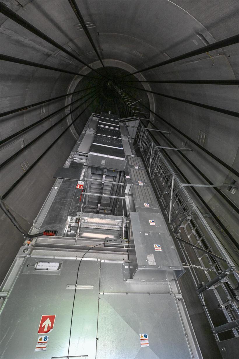 Innenansicht eines Windrads mit sichtbaren Rotorblättern und mechanischen Komponenten bis zur oberen Begrenzung