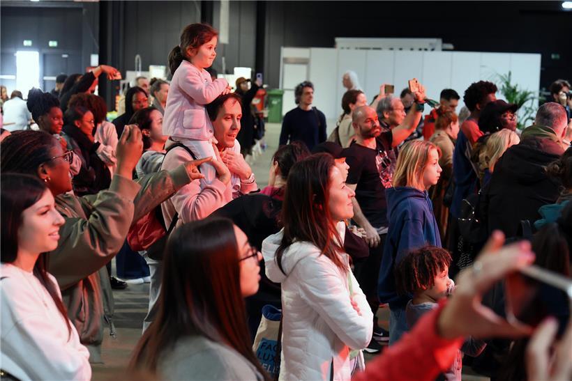 Große Menschenmenge zeigt starkes Interesse und hohen Andrang bei Veranstaltung im Freien