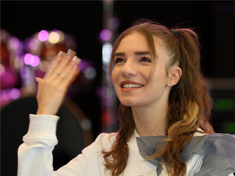 Interview in der Rockhal am 3. Januar mit moderner Bühne und Mikrofonen für Musik-Event