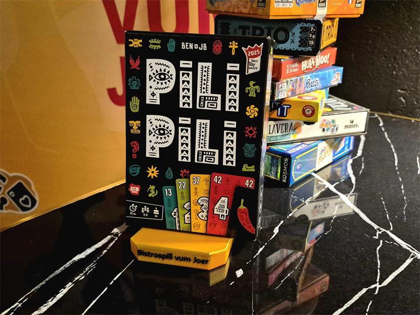 Das Kartenspiel „Pili Pili“ wurde von Benjamin Brissy und Jean-Baptiste Campion entwickelt und bei „ATM Gaming“ veröffentlicht