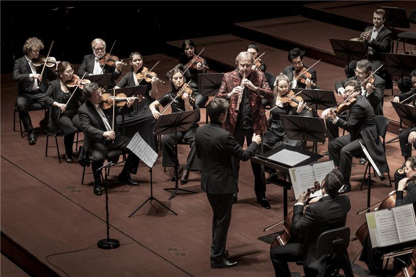 Konzert der SEL unter Dirigent Christoph König mit Orchester und musikalischer Leitung auf Bühne