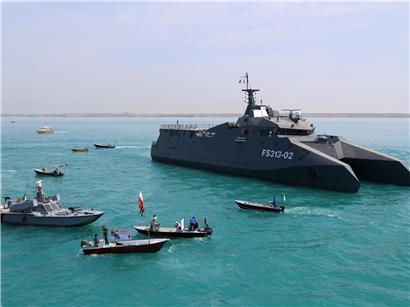 Kriegsschiff Martyr Hassan Bagheri und militärische Schnellboote der Islamischen Revolutionsgarde (IRGC) auf See