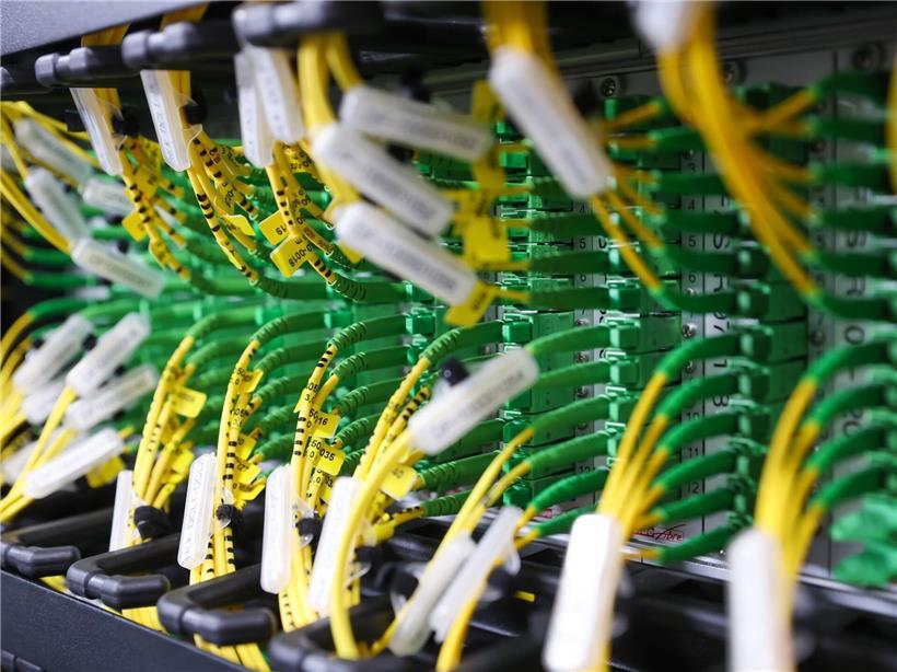 Méco-Logo vor Google-Schriftzug und Staatsgebäude symbolisieren Vorwurf der Intransparenz gegenüber Google und Staat