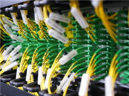 Méco-Logo vor Google-Schriftzug und Staatsgebäude symbolisieren Vorwurf der Intransparenz gegenüber Google und Staat