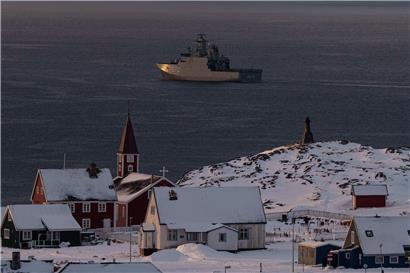 Militärschiff HDMS Knud Rasmussen der Königlich Dänischen Marine patrouilliert vor der Küste von Nuuk, Grönland