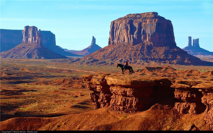 Landschaft des Monument Valley mit roten Sandsteinfelsen, bekannt aus John Fords Westernfilmen