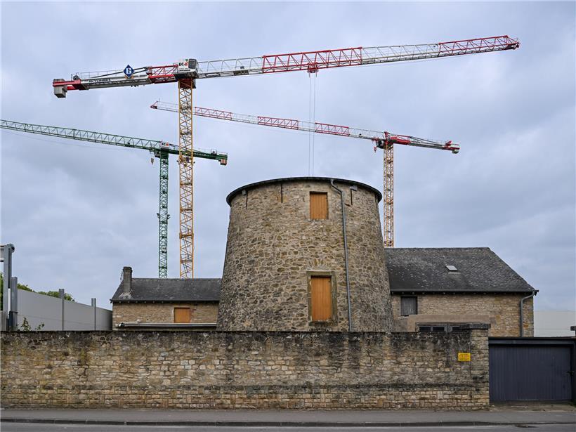 Überreste der historischen Windmühle an der Route d'Arlon vor dem Abbau, Denkmal und Kulturerbe im Wandel