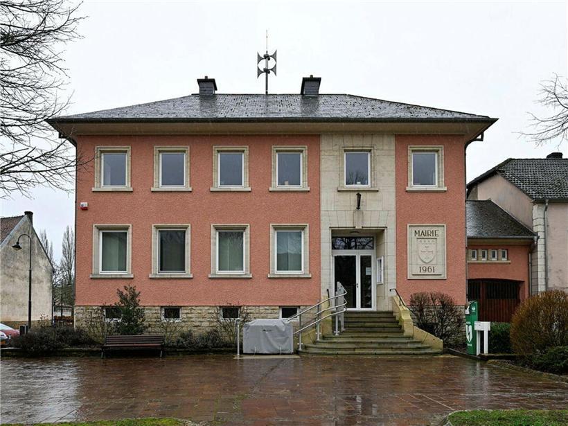 Historisches Rathaus in Bech mit traditioneller Architektur und blauem Himmel im Hintergrund