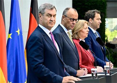 Koalitionschefs in Berlin präsentieren Reformpaket, Stimmung und politische Zuversicht im Regierungsgebäude