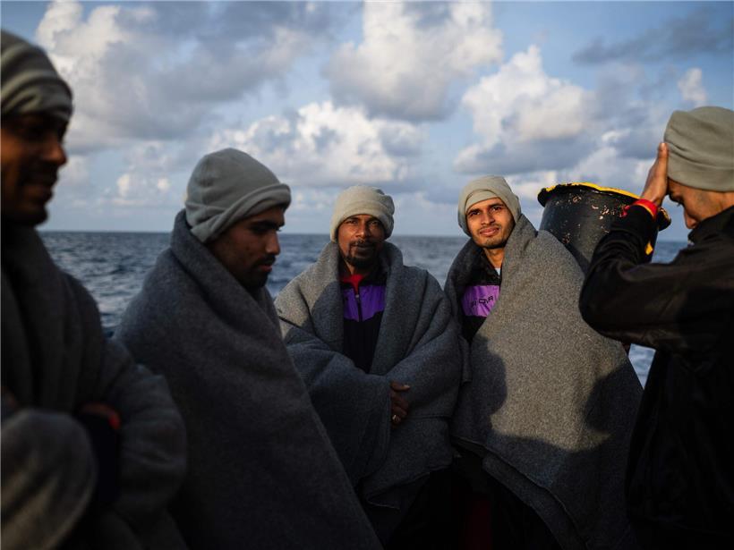 Rettungsschiff Ocean Viking bringt gerettete Männer aus Bangladesch über das Mittelmeer nach Italien, zentrale Mittelmeerroute Migration