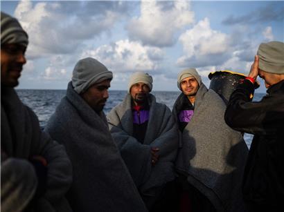 Rettungsschiff Ocean Viking bringt gerettete Männer aus Bangladesch über das Mittelmeer nach Italien, zentrale Mittelmeerroute Migration