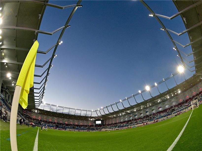 Stade de Luxembourg bei Tageslicht, modernes Fußballstadion und Veranstaltungsort in Luxemburg-Stadt