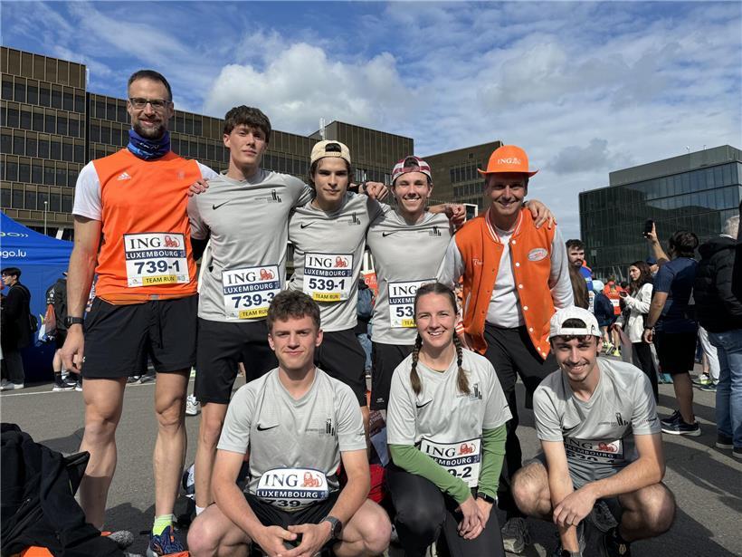 Schlechtes Timing, 1.981 Finisher und kreative Unterstützung Team der BBS Saarburg zeigt hochmotivierte Mitglieder vor dem Start eines Projekts oder Wettbewerbs