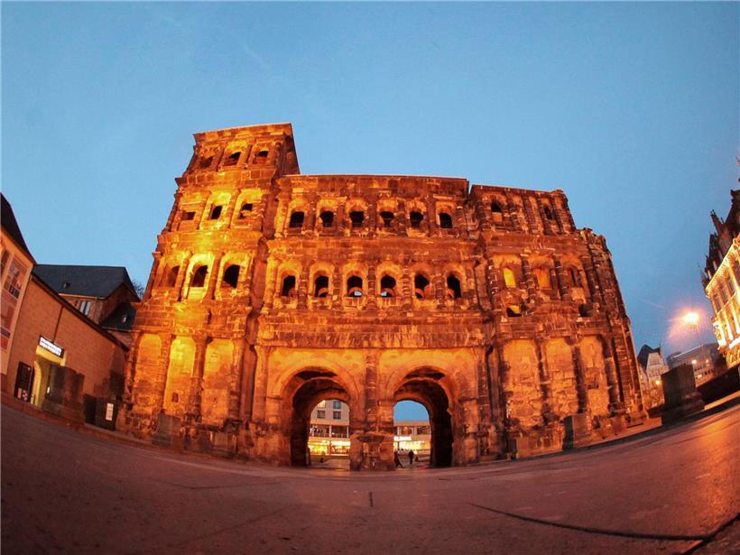 Porta Nigra, das römische Stadttor und Wahrzeichen von Trier in Deutschland bei klarem Himmel