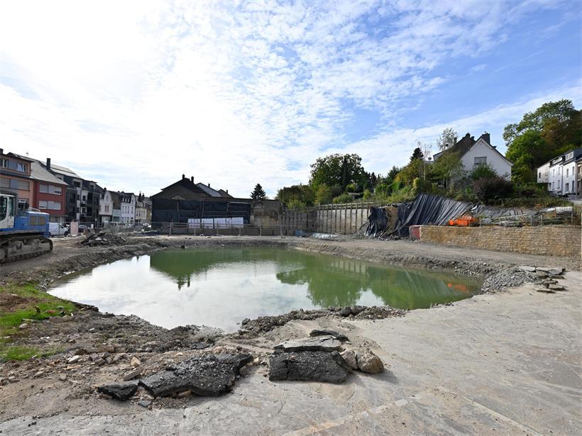 Das Wasser, das in den vergangenen Monaten die Baustelle geflutet hat, ist dort noch immer gut sichtbar