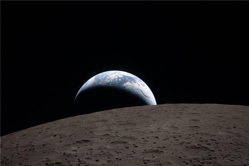 Das am 7. April 2026 veröffentlichte NASA-Bild zeigt die Erde beim „Earthset“, aufgenommen am 6. April aus der Orion-Kapsel