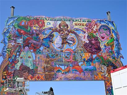 Das diesjährige „Schueberfouer“-Portal thront wieder über dem Glacis
