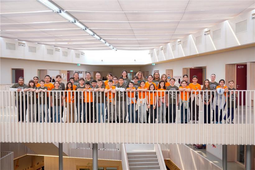 Team der First Lego League mit 30 Kindern und sieben Lehrkräften bei Gruppenfoto für Robotik-Wettbewerb