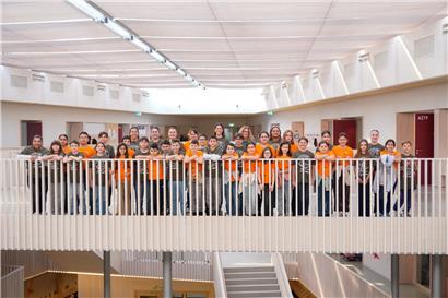 Team der First Lego League mit 30 Kindern und sieben Lehrkräften bei Gruppenfoto für Robotik-Wettbewerb