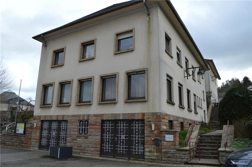 Geschichtliches Ensemble aus 20. Jahrhundert mit ehemaligem Rathaus und ehemaliger Schule in historischem Gebäudekomplex