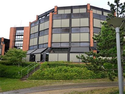 Das historische Konservatorium in der Altstadt von Luxemburg mit klassischer Architektur bei klarem Himmel