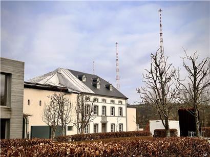Historisches Rathaus Junglinster im Renaissance-Stil, im Hintergrund RTL-Sendetürme kurz vor Abriss, Landschaftsaufnahme