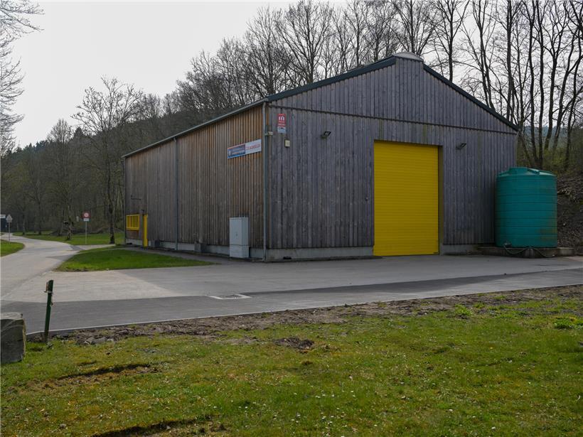 Modernes Feuerwehrgebäude am 1. Februar 2026 eröffnet, neue Rettungswache mit moderner Architektur und Einsatzfahrzeugen