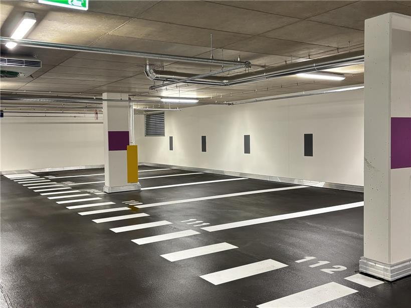 Modernes Parkhaus Am Zentrum mit mehreren Parkebenen, seit Februar 2026 geöffnet, bietet komfortable Parkmöglichkeiten im Stadtzentrum