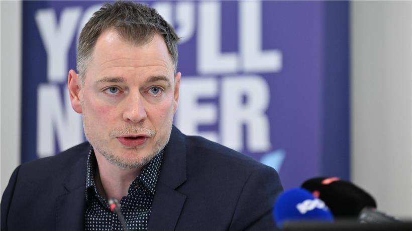 David Büchel, Arbeitspsychologe bei CSL, spricht in professionellem Umfeld über psychologische Arbeitsmethoden