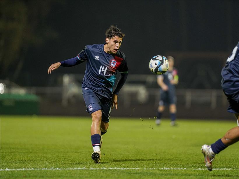 David Jonathan im Trikot von Jeunesse beim Fußballspiel, ehemaliger luxemburgischer Nationalspieler mit fünf A-Länderspielen