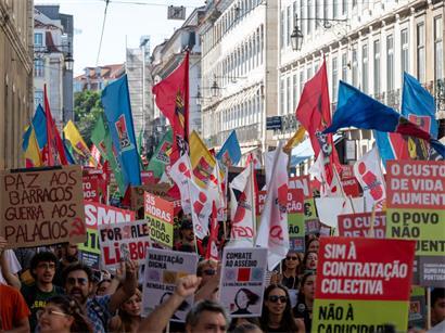 Demonstranten fordern in Portugal bezahlbaren Wohnraum und eine Begrenzung der Mieten