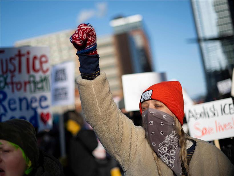 Demonstranten protestieren gegen ICE bei Marsch durch Innenstadt von Minneapolis am 25. Januar 2026