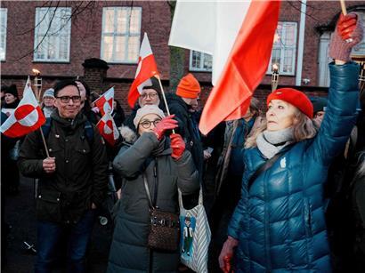 Demonstranten mit grönländischen Flaggen protestieren am 14. Januar 2026 vor US-Botschaft in Kopenhagen für grönländische Selbstbestimmung