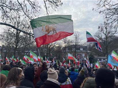 Demonstranten vor iranischer Botschaft in Brüssel mit Fahnen des alten Schah-Regimes bei Protestaktion