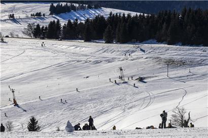 Familie wandert bergab und bergauf in den Karnevalsferien, Urlaub in den Bergen, aktive Feriengestaltung draußen