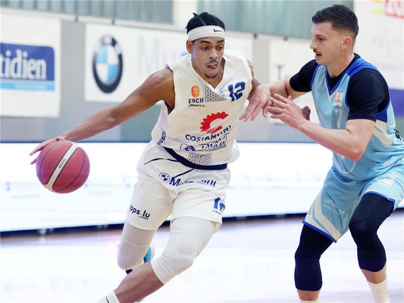 Denilson Ramos lächelt im Escher Team nach seinem Praktikum in Portugal, Teamwork und erfolgreiche Rückkehr sichtbar