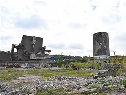 Abriss des alten Elektroofens auf der Metzeschmelz bald beginnend, Baustelle mit Bagger und Industrieumgebung